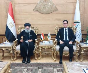 رئيس جامعة بنها يستقبل وفد الكنيسة لتقديم التهنئة بعيد الفطر المبارك