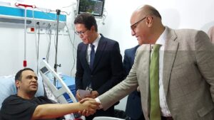 محافظ القليوبية ورئيس جامعة بنها يؤدّيان صلاة عيد الأضحى ويهنئان المرضى بالمستشفى الجامعي