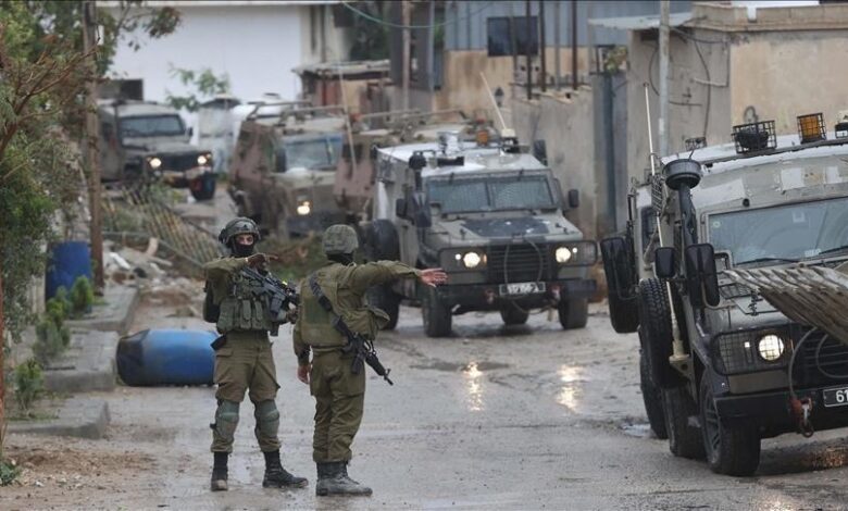 الإحتلال يعتقل 9 فلسطينيين بمداهمات بالخليل وقلقيلية