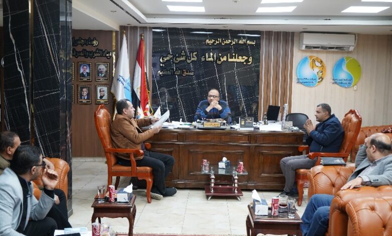 رئيس مياه سوهاج يناقش الموقف التنفيذي لمشروعات الشرب والصرف الصحي بالمحافظة
