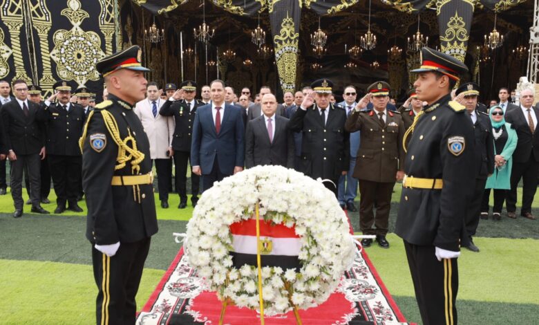 محافظ كفرالشيخ يضع إكليل الزهور على النصب التذكاري لشهداء الشرطة محافظ كفرالشيخ يضع إكليل الزهور على النصب التذكاري لشهداء الشرطة