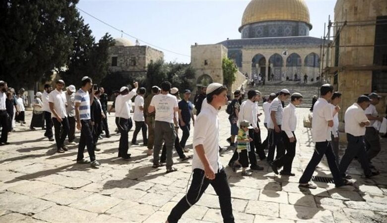 الشرطة الإسرائيلية تسمح لمقتحمي الأقصى باصطحاب أوراق الصلاة اليهودية