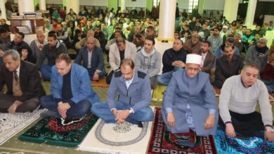 محافظ سوهاج يؤدي صلاة الجمعة بمسجد الشرطة ويؤكد التواصل المباشر مع المواطنين