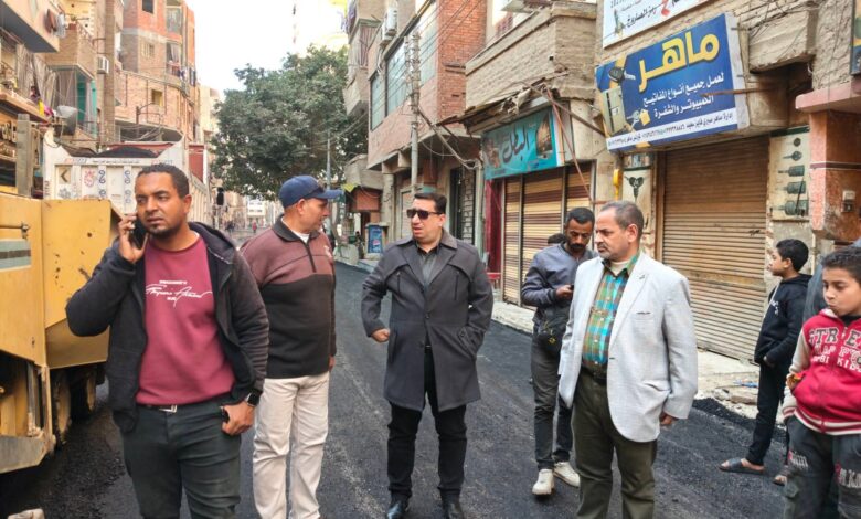  رئيس مدينة طهطا يتفقد رصف شارع سوريا ويؤكد استمرار الأعمال بالمركز والساحل