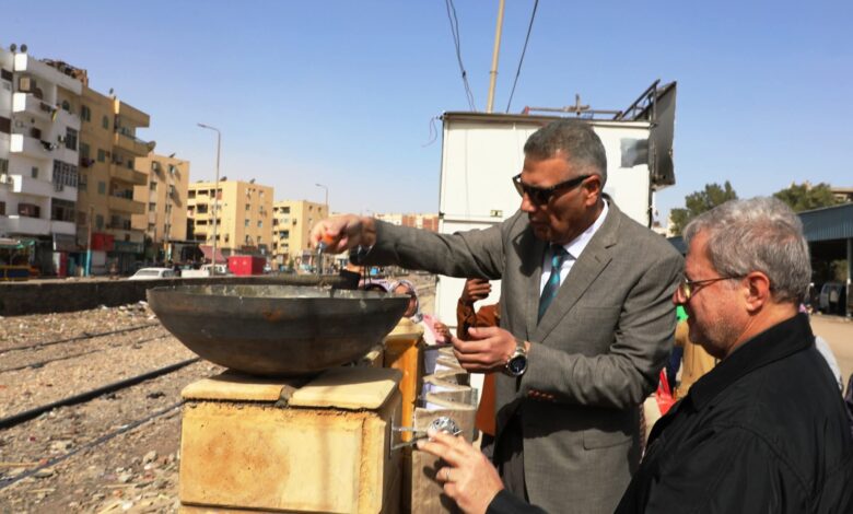 محافظ أسوان يضع حجر الأساس لكوبرى السيل للمشاة وتنفيذه خلال 3 أشهر