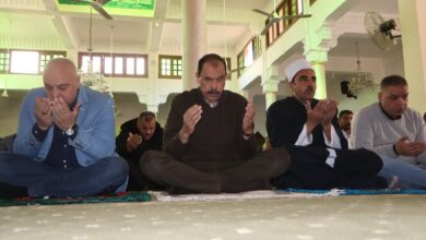 محافظ سوهاج يؤدي صلاة الجمعة بمسجد الشرطة ويلتقي المواطنين عقب الصلاة