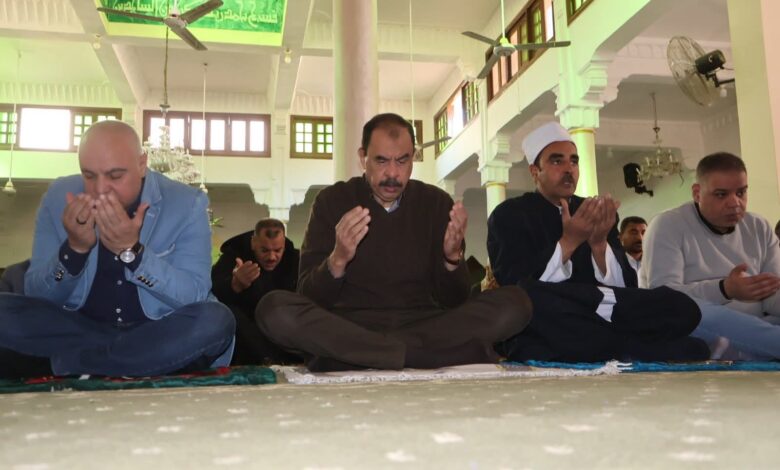 محافظ سوهاج يؤدي صلاة الجمعة بمسجد الشرطة ويلتقي المواطنين عقب الصلاة