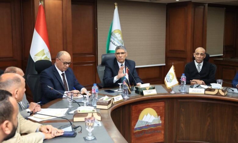محافظ الجيزة يعقد لقاءً موسعًا مع جهاز التفتيش والمتابعة لتنظيم منظومة العمل