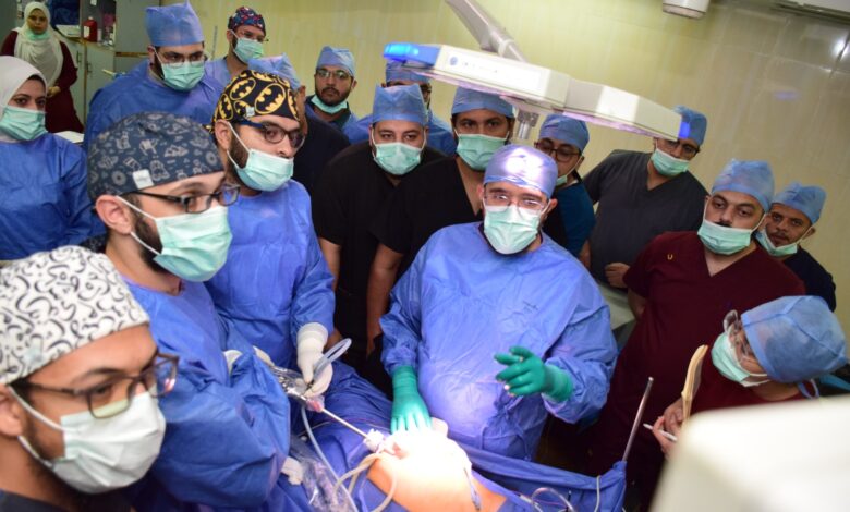إنجاز طبي غير مسبوق بمستشفيات سوهاج الجامعية.. اجراء أول جراحة متطورة لاستئصال أورام المريء بالمناظير