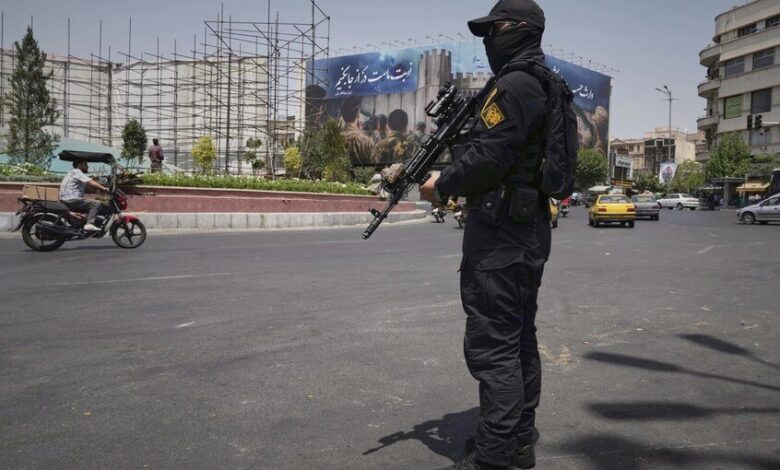 الأمن الإيراني يضبط 220 قطعة سلاح شمال غربي البلاد