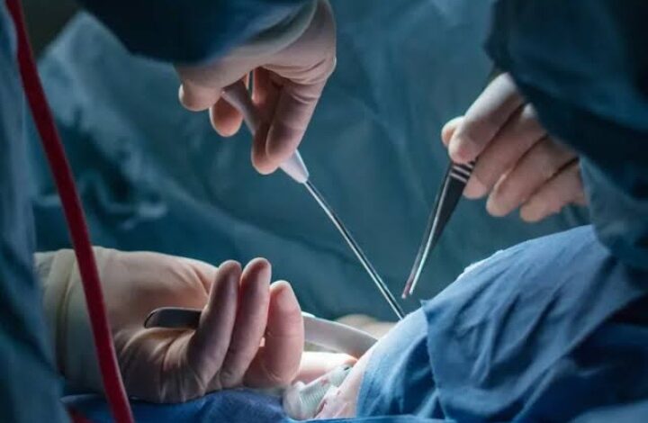 فريق طبي ينجح في إعادة بصر شاب بمستشفيات جامعة بني سويف فريق طبي ينجح في إعادة بصر شاب بمستشفيات جامعة بني سويف