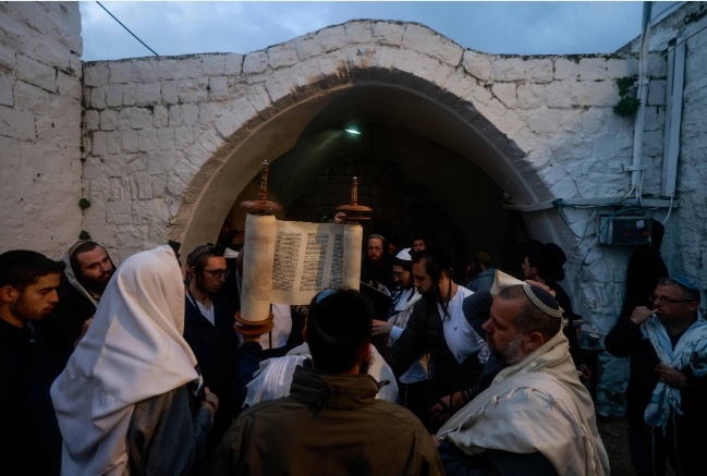اليهود يؤدّون شحريت في «قبر يوسف» بنابلس بعد ربع قرن. اليهود يؤدّون شحريت في «قبر يوسف» بنابلس بعد ربع قرن.