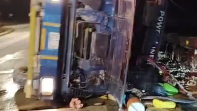 انقلاب شاحنة نقل وإصابة سائقها مصرى مقيم بالسعودية