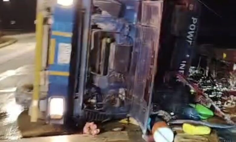 انقلاب شاحنة نقل وإصابة سائقها مصرى مقيم بالسعودية