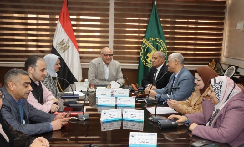 محافظ القليوبية يعقد اجتماعًا موسعًا لتعزيز التعاون مع شركات الكهرباء وتطوير منظومة الإنارة العامة