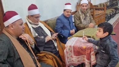 طفل من أصحاب الهمم بالفيوم يلفت الأنظار بحفظه القرآن الكريم كاملًا بأرقام الآيات والصفحات