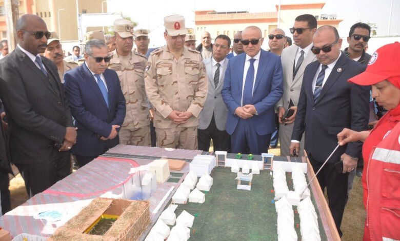 محافظ الأقصر وقائد قوات الدفاع الشعبي يتفقدان معسكر الإيواء العاجل بالطود