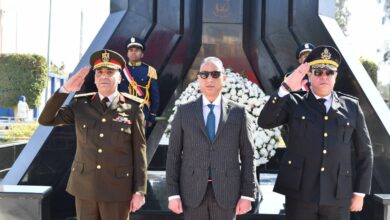 قيادات الفيوم تضع إكليل زهور على قبر الجندي المجهول في احتفالات أعياد الشرطة