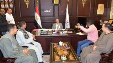 محافظ الأقصر يستقبل أهالى قرية طفنيس المطاعنة لبحث مطالبهم