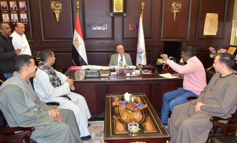 محافظ الأقصر يستقبل أهالى قرية طفنيس المطاعنة لبحث مطالبهم