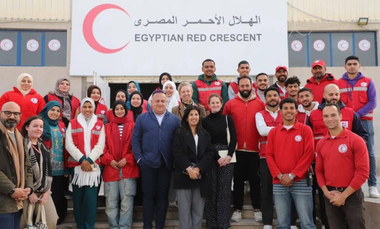 وفد بريطاني يزور مخازن الهلال الأحمر بالعريش ويشيد بالجهود المصرية لدعم الأشقاء الفلسطينيين