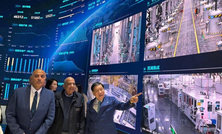 الدكتور محمود عصمت وزير الكهرباء .يزور مصنع إنتاج الخلايا بمدينة سوتشو في الصين