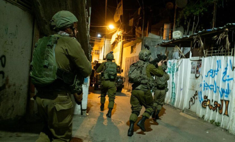 إصابات واعتقالات خلال اقتحام الاحتلال مناطق عدة بالخليل إصابات واعتقالات خلال اقتحام الاحتلال مناطق عدة بالخليل