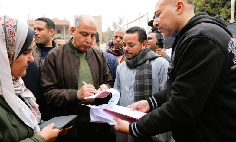 محافظ المنيا يعقد لقاءً لخدمة المواطنين بقرية طنبدى ويؤكد: تخفيف الأعباء عن أهالي الريف وحل الشكاوى أولوية قصوى