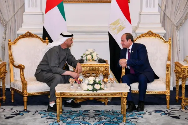بن زايد يستقبل الرئيس السيسي لدي وصوله إلى الإمارات