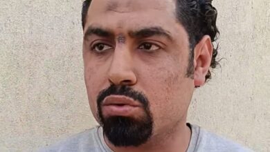 سائق توك توك يقفز ببيارة صرف و ينقذ 4 عمال