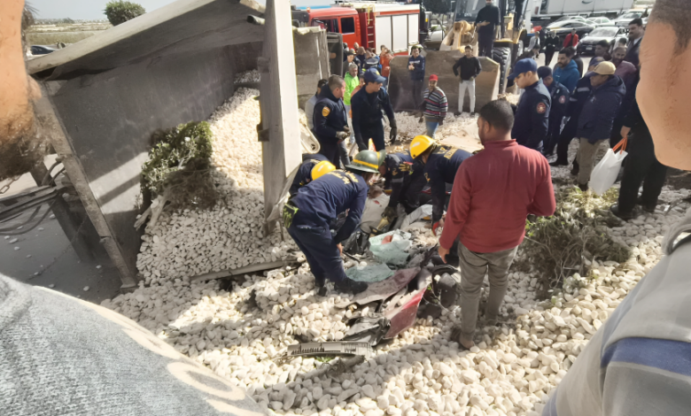 مصرع شخصين في انقلاب تريلا بطريق كارفور محرم بك بالإسكندرية