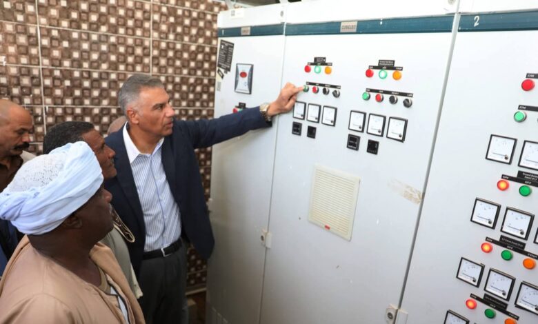 محافظ أسوان يعطى إشارة البدء للتشغيل التجريبى لمشروع الصرف الصحي لتجمع قروى الطوناب بإدفو