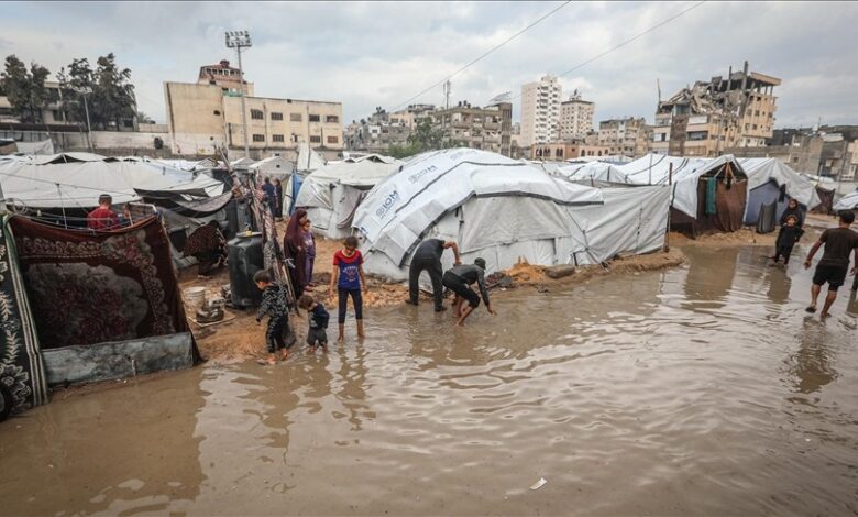  الأمطار تغرق خيام النازحين بغزة وتفاقم مأساتهم