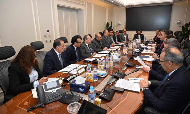 وزيرا التموين والزراعة ورئيس جهاز مستقبل مصر يبحثون مستقبل صناعة السكر