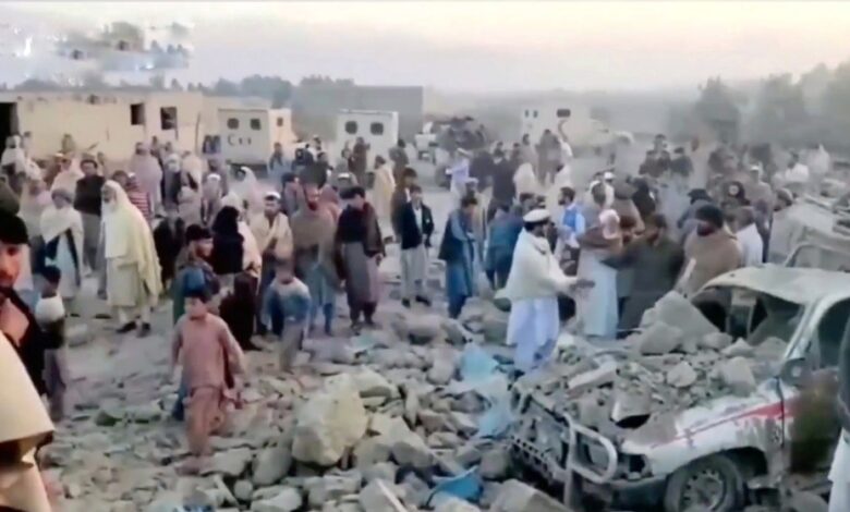 باكستان تدعي مقتل 70 مسلحًا في ضربات حدودية؛ أفغانستان ترفض الحصيلة وتدين الغارات