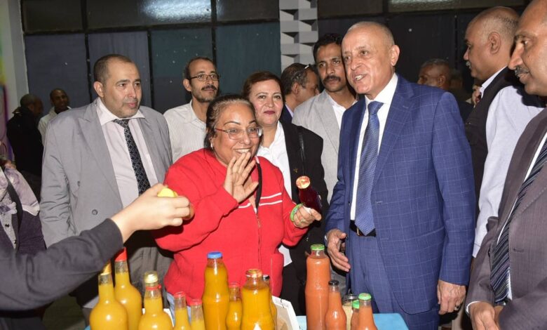 محافظ الأقصر يفتتح ” أهلا رمضان” لمنتجات الزراعية الثانوية بنات