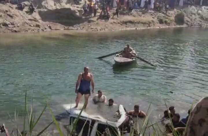 انقلاب سيارة ميكروباص تحمل 11راكبا بترعة الرياينة بالأقصر