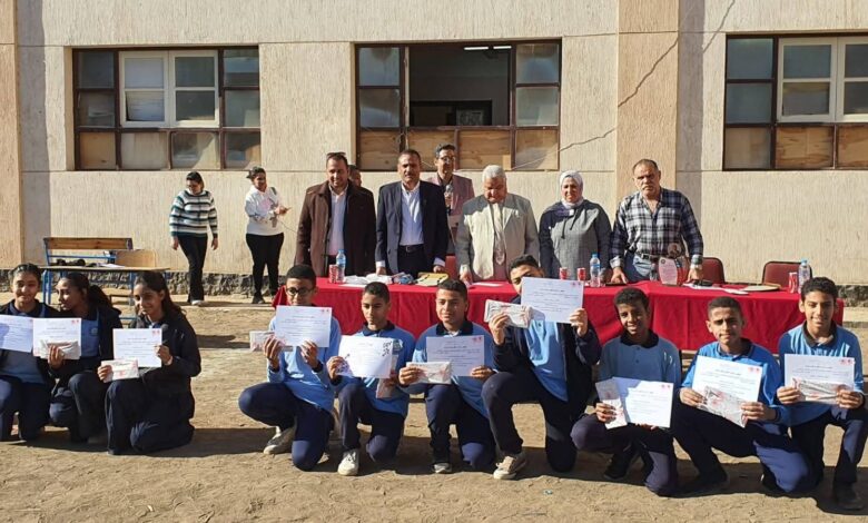 جارح يكرم أوائل المرحلة الإعدادية بمدرسة الأقصر للتعليم الأساسي خلال جولته لمتابعة عدد من مدارس المحافظة