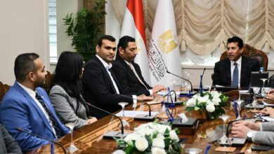 وزير الشباب والرياضة يجتمع بنواب البرلمان من خريجي برامج المحاكاة ويثمن نجاح المبادرات القيادية