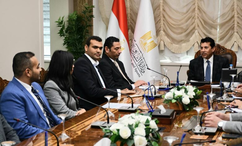وزير الشباب والرياضة يجتمع بنواب البرلمان من خريجي برامج المحاكاة ويثمن نجاح المبادرات القيادية
