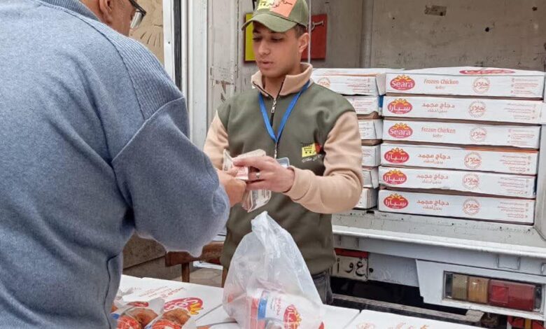 محافظ الغربية يتابع توافد المواطنين على سيارات البيع المتنقلة لجهاز مستقبل مصر لتوفير الدواجن بأسعار مخفضة 