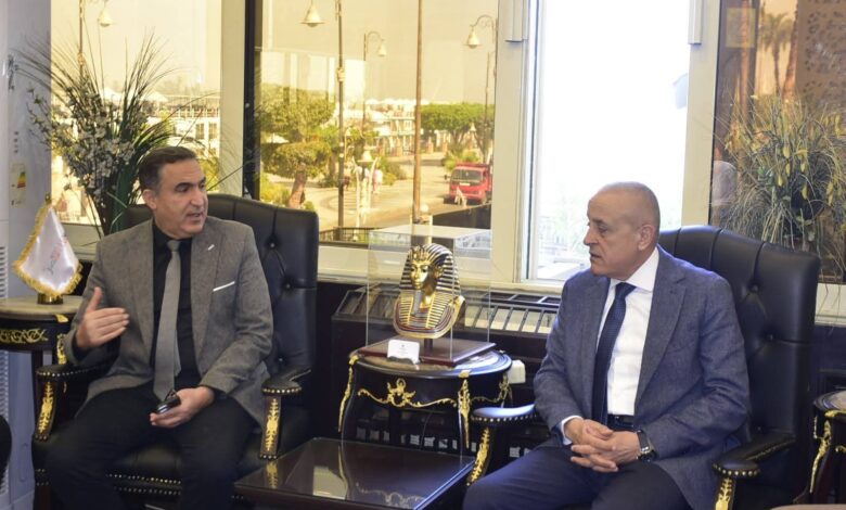 محافظ الأقصر يستقبل وفد الهيئة البيطرية لتعزيز الخدمات الصحية والوقائية