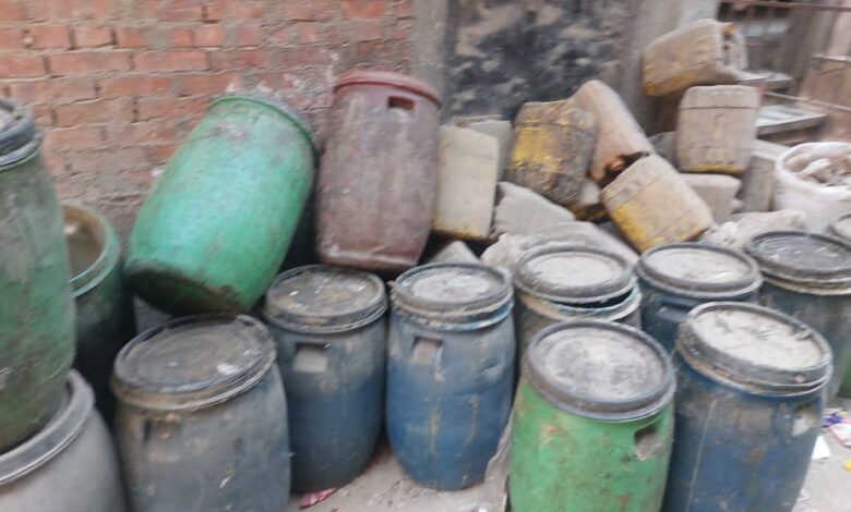 ضبط نصف طن طحينة مجهولة المصدر و380 كجم منظفات منتهية الصلاحية بالخانكة.