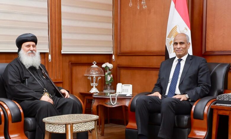محافظ كفرالشيخ يتلقى التهنئة من وفد الكنيسة برئاسة نيافة الأنبا ماركوس لثقة رئيس الجمهورية