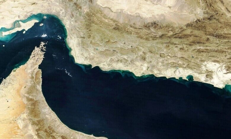 الرئيس الأمريكي يدرس السيطرة على النفط الإيراني بجزيرة خرج