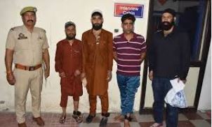 الشرطة الهندية تفرض أساور تتبع إلكترونية على ثلاثة كشميريين في كاثوا