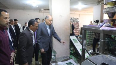 محافظ المنيا يتفقد مخزنا لتعبئة السلع الغذائية وقافلة تموينية بقرية بني عبيد