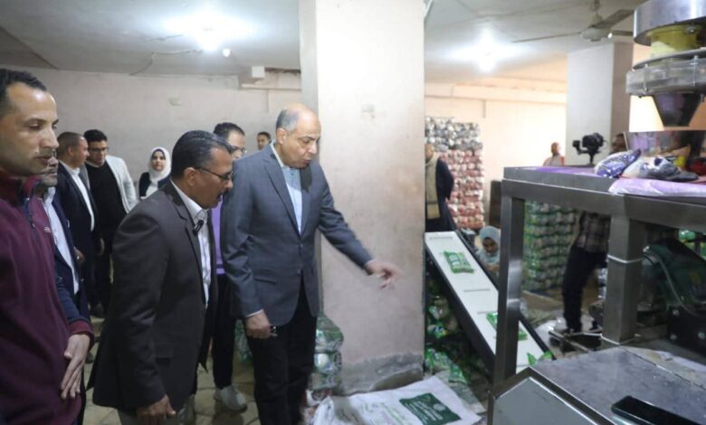 محافظ المنيا يتفقد مخزنا لتعبئة السلع الغذائية وقافلة تموينية بقرية بني عبيد