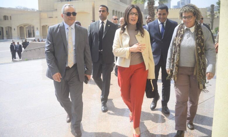 وزيرة الثقافة تتفقد متحف الفن المصري الحديث بأرض الأوبرا 