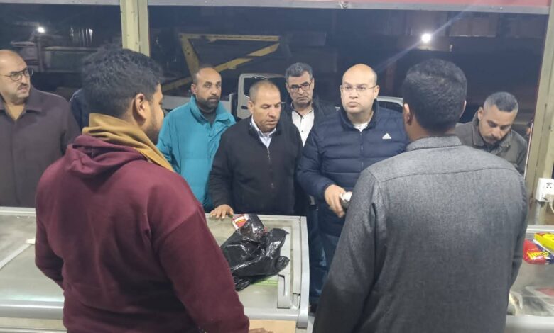 نائب محافظ الجيزة في جولة ليلية بمركز أبو النمرس